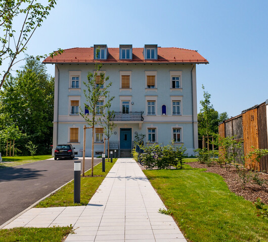 Vorgarten und Straßenansicht des historischen Hauses.