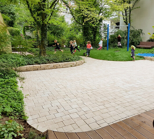 Sieben spielende Kinder in einem Hinterhof